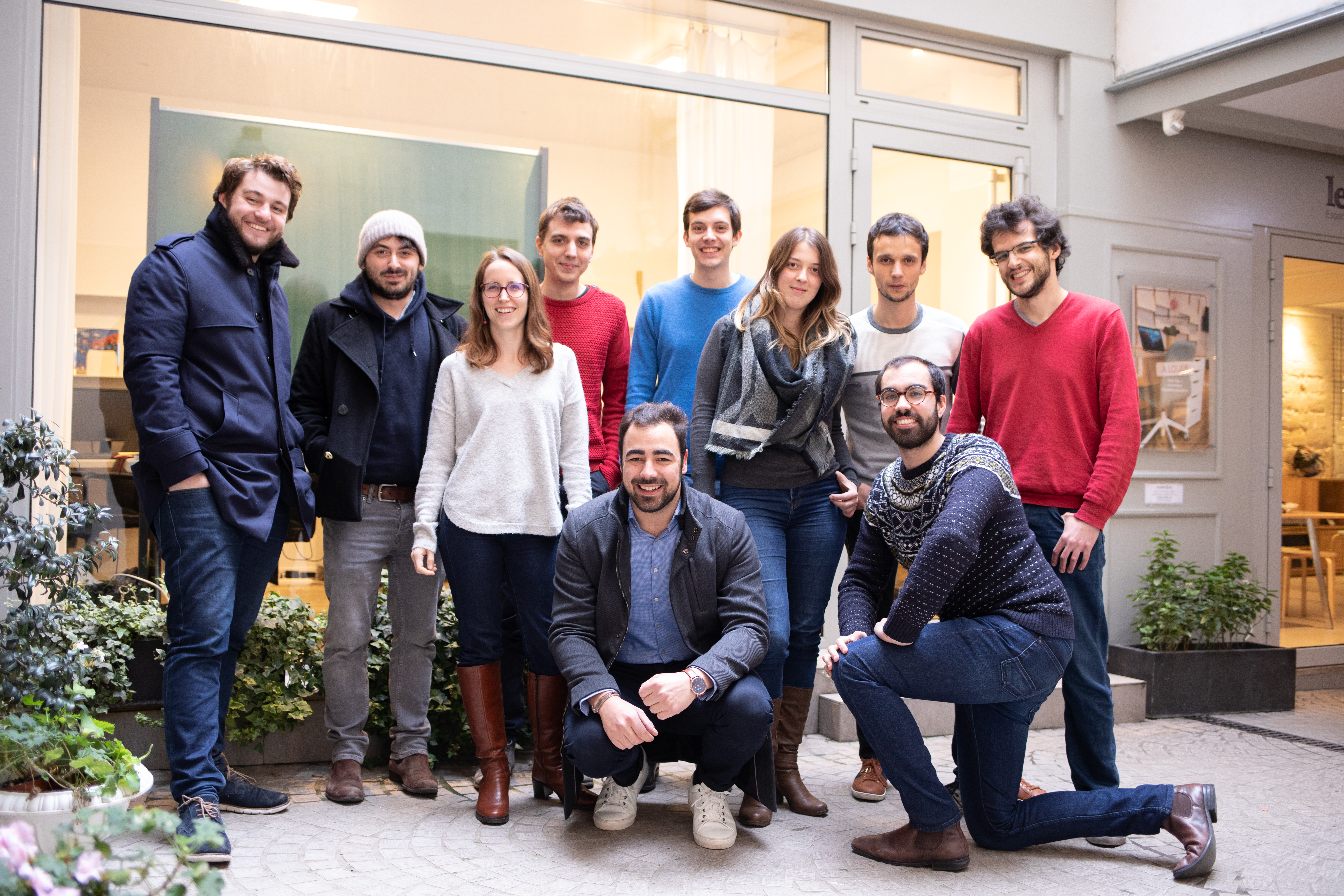A equipe completa da Galadrim em frente a uma fachada, em 2018.